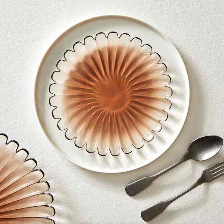 GLASS DESSERT PLATE WITH TEXTURED RELIEF