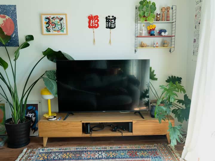 テレビ台回りはこんな感じです。グリーン多め。パロサント置きにサントリーの昔の灰皿を使用しています。

#インテリア #生活感のある暮し
#リノベーション #リノベマンション #中古マンション #イサムノグチ #民藝 
#artek #table91  #ikea #無印良品 #HAY #rocca #danddepartment  #松本民芸家具 #tomado
#ミッドセンチュリー 