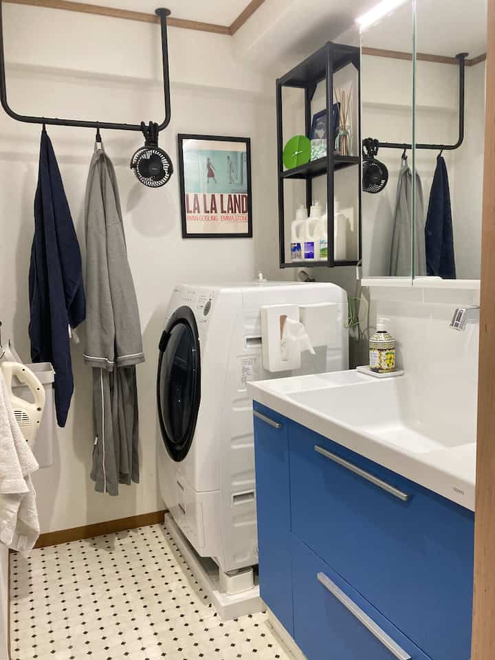 ライトブルーとホワイトの洗面所⚪️🔵⚪️⚫️

ハンガーバーはショップみたいな形で気に入ってます。
扇風機取り付けられるし！

#バスルーム #バスルームのインテリア 

