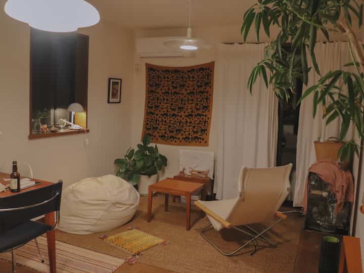 ブラウンのナチュラルトーン家具とビーズクッションがある温かみのあるリビング