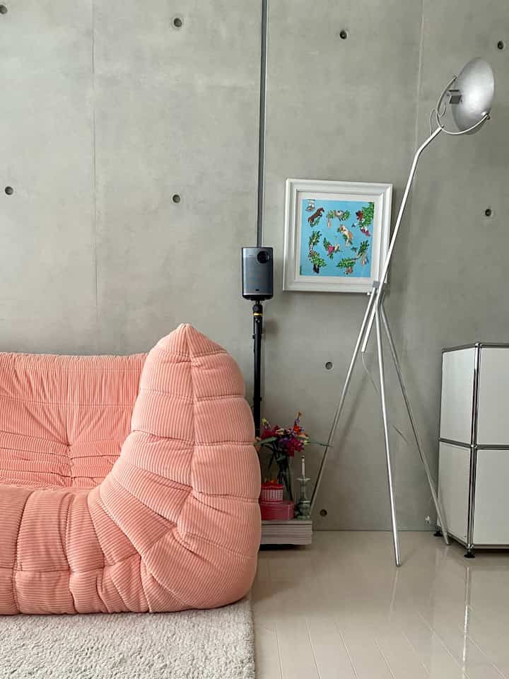 リビングとダイニングの隙間

#リーンロゼ #ligneroset #usmハラー #ラグ #ラグカーペット #ラグインテリア #プロジェクター #スタンドライト #照明スタンド #照明インテリア #照明 #ソファ 　
 #コンクリート