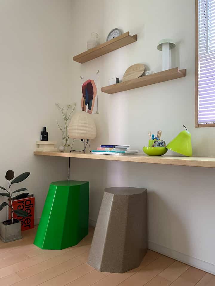 ナチュラルカラーとモダンなデザインのコンパクトな部屋、スツールと収納棚が配置された清潔感のある空間