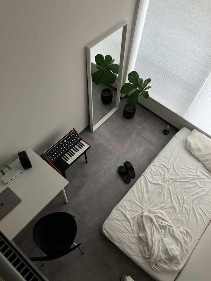 Ini kamar terbaruku!
Dengan menghilangkan meja dan bangku berbahan kayu pinus, ruangan terlihat semakin gaya!

#Hidup sendiri #ikeaデスク #ikea #フリッツハンセン