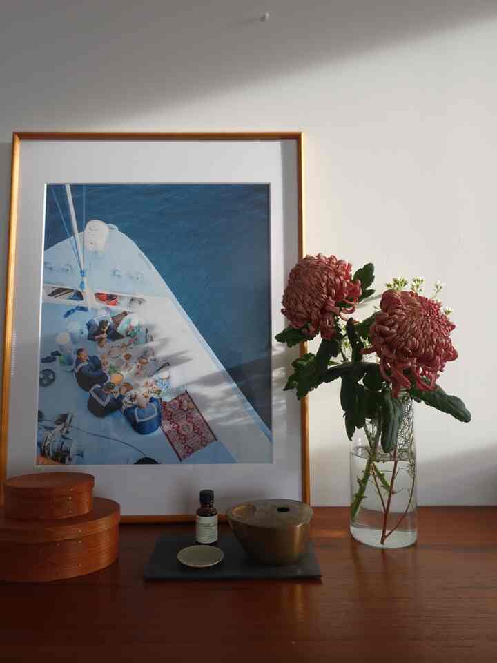 新しいお花
リビングの棚の上におきました
素敵😊

#棚を飾る  #棚のインテリア 