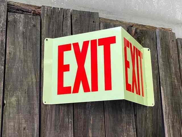 「EXIT/出口」のプロジェクションサイン