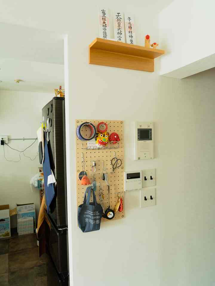 古い団地型住宅だったので、使われていないインターフォンが付いていたのですが、有孔ボードを付けることでスペースを活用しています。簡単ながら、無印良品の壁につけられる家具で神棚を作っています。

#インテリア #生活感のある暮し 
#instahome  #リノベーション #リノベマンション #無印良品 #中古マンション #有孔ボード
