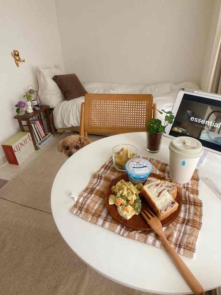 ベージュと白を基調とした寝室兼おうちカフェスペース、居心地の良い家具と小物、犬がいる落ち着いた雰囲気のインテリア