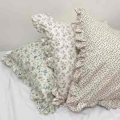 Sarung Bantal Bunga Ruffle