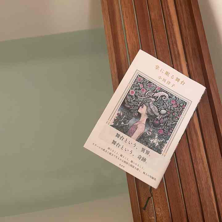 ベージュの木目調トレイが置かれたバスルーム、落ち着いた自然な雰囲気のあるインテリア