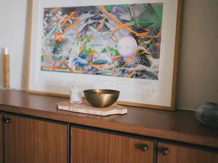 ナチュラルな木目調の玄関、キャンドルと金属のオブジェが置かれた雰囲気のあるインテリア