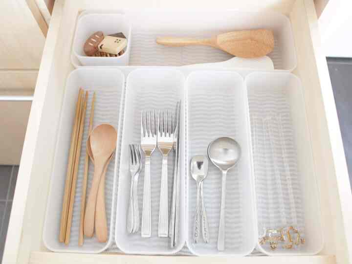 白い収納ボックスとナチュラルカラーの調理器具が整頓されたキッチンの引き出し