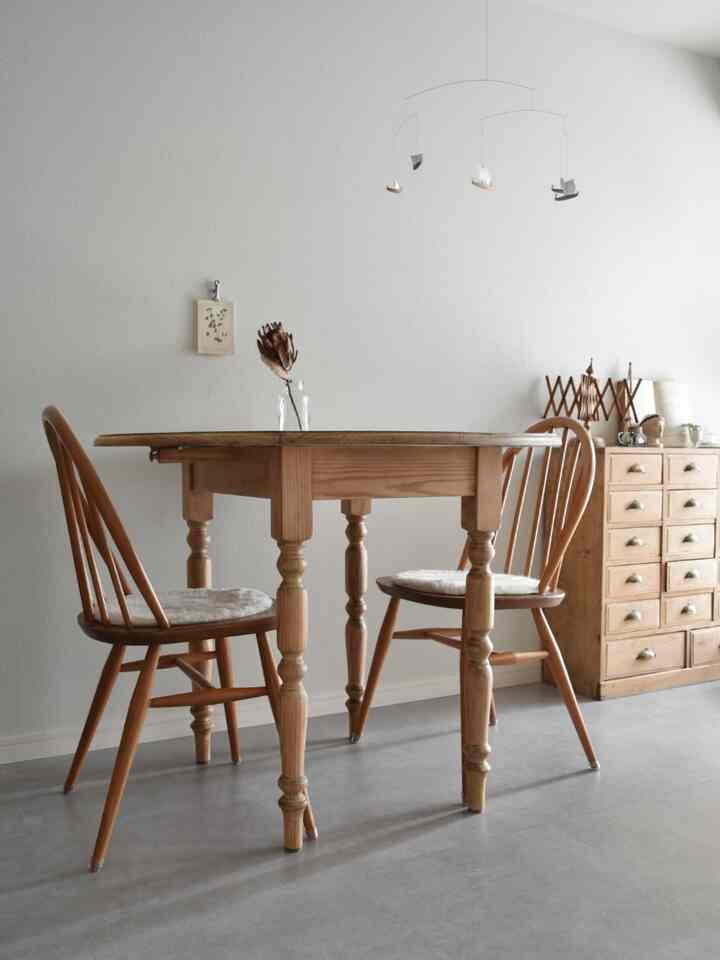 狭い我が家のダイニング。
コンパクトに両側折りたためるアンティークのバタフライテーブルがお気に入りです。

#バタフライテーブル #アーコールチェア #引き出し #アンティークインテリア #ヴィンテージインテリア #モビール #ろくろ脚 #モルタル床 #ラウンドテーブル #ダイニングテーブル #丸型テーブル #ドロワーキャビネット #古道具 #古家具