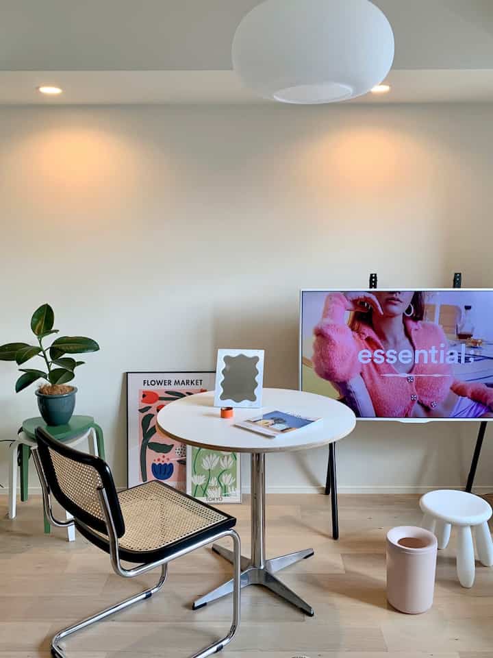 テレビ台の質問がよくきます🙋‍♀️✨

でも、実はテレビの縁をマスキングテープで白くしてるだけなんです！

意外とバレないのでオススメです😳

#テレビ棚 #椅子 #ikea #テーブル #2人暮らし
#2K #40平台インテリア   #NITORI #ニトリ