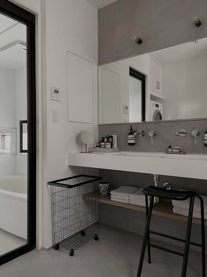 ブラックやグレー等、無機質カラーで統一したバス&ランドリールーム。
お風呂はスケスケで解放感UP♡
#バスルーム 
#ランドリールーム 
#ランドリールームのインテリア 