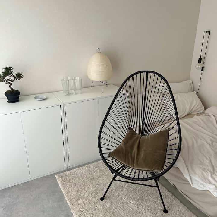 はじめまして𓂃𓈒𓏸
1K 6帖の間取りに猫と一緒に暮らしています
和のテイストとシンプルな空間が好みです 𓆱
お家について詳しく載せていきたいと思います

#初投稿 #akari #イサムノグチ #照明 #間接照明 #アルヴァアアルト #アアルト #ittala #花瓶 #フラワーベース #盆栽 #アカプルコチェア #ベッド #無印良品 #eket #収納 #stoense #ラグ #ikea #ホワイトインテリア #ナチュラルインテリア #海外インテリア #和風インテリア #シンプルインテリア #一人暮らし #一人暮らしインテリア  #ワンルーム #ワンルームインテリア #interior #room #home