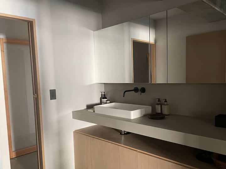 差し込む光が美しい洗面。
台の上はあまり物が出てこないように、収納をたっぷりと。
ハンドソープやハンドローションは、お気に入りの香りを。パッケージもスタイリッシュなものを。

#洗面台 #造作洗面台 #バスルーム
#FRAMA  #AESOP  #ハンドソープ #ハンドクリー