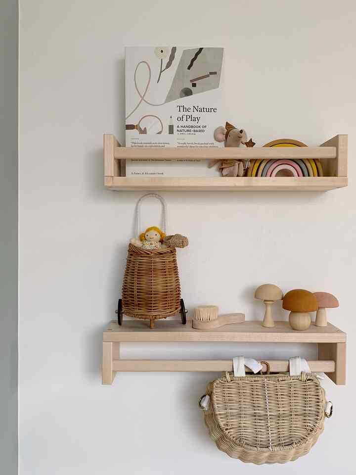 ナチュラルカラーの子供部屋、木製の棚におもちゃや本が印象的に並ぶ落ち着いた雰囲気のインテリア