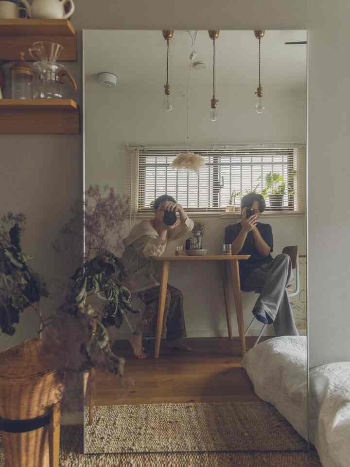 Natural-toned cozy 18.75m² small dining room featuring wooden furniture and a large mirror with warm atmosphere