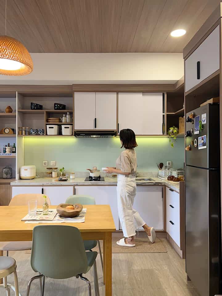 Penataan meja dan kursi makan yang baru, bisa merubah suasana dining area. Untuk kursi makan kami memakai kursi yang berbeda beda jenis agar tidak monoton. 😄

#kitchen #kitchenidea #apartemen