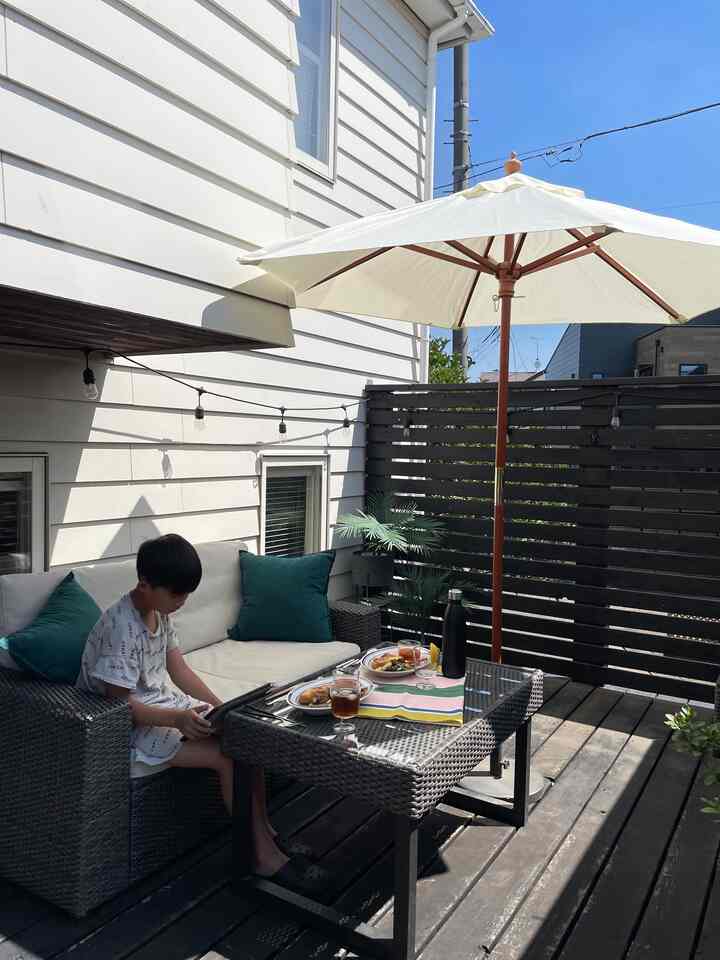 ハワイが大好きで、お外ご飯を楽しみたいと
ウッドデッキを作りました。
毎年春から秋までウッドデッキは大活躍！
天気が良ければ朝ごはんをウッドデッキで食べています、

#wooddeck #outdoorliving #ikea #interior
#ウッドデッキ #アウトドアリビング #イケア 