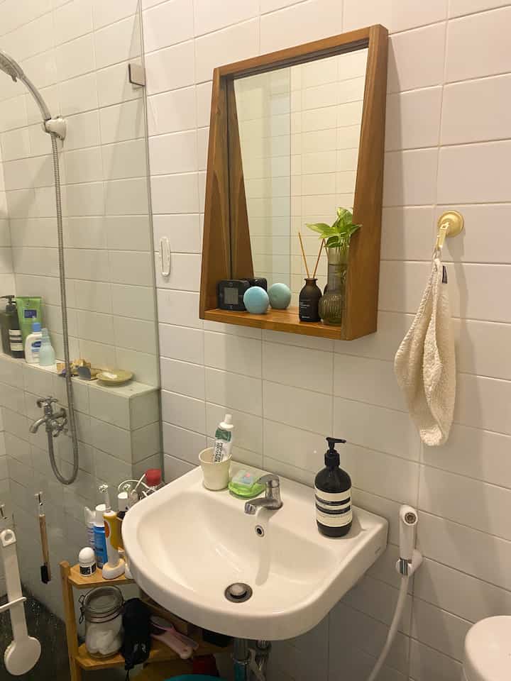 Pemilihan warna putih di kamar mandi, biar terang dan terlihat bersih 🚽🛁 #nagarey #bathroom #kelasmennengah