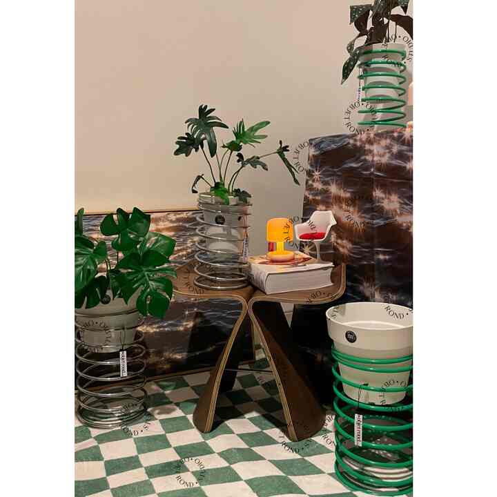 bouncee standing planter