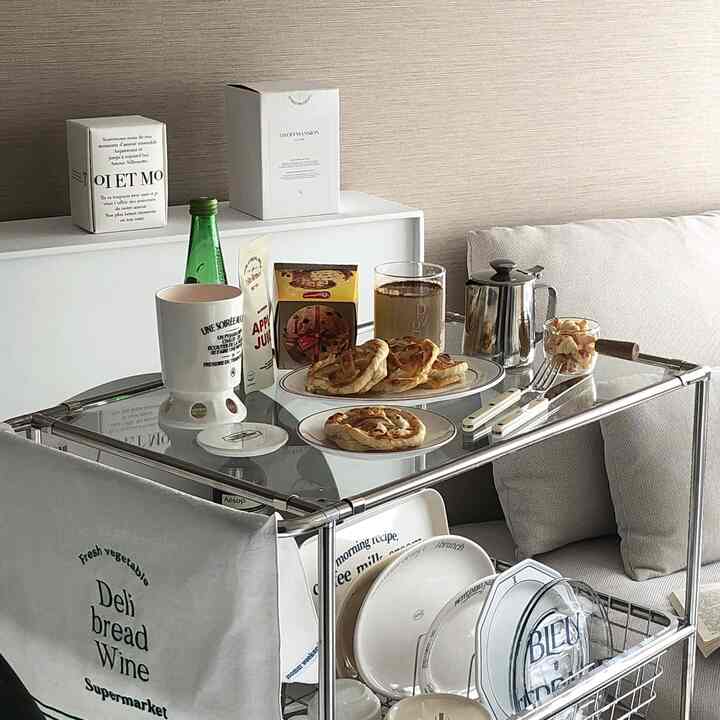 ナチュラルブラウン調のキッチンスペース、キッチンワゴンの上にミニパイとコーヒーが置かれた雰囲気のあるおうちカフェ