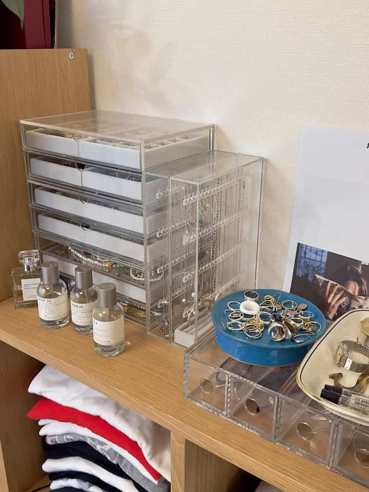 Untuk aksesori, kotak akrilik tanpa merek dapat digunakan dengan nyaman.

Jika Anda berencana menambahkan lebih banyak aksesori, kami sarankan untuk menambahkan lebih banyak casing akrilik dan melapisinya😂

#MUJI #アクリルケース #アクセサリー #アクセサリーケース #ジュエリーケース #ジュエリーボックス #アクセ収納 #ネックレス収納 #クローゼット { 8 #Ruang Kostum} #muji #リング #リング収納