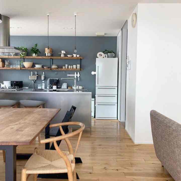 ナチュラルな木目調とグレーの壁が特徴のモダンでミニマルなダイニングキッチンのインテリア