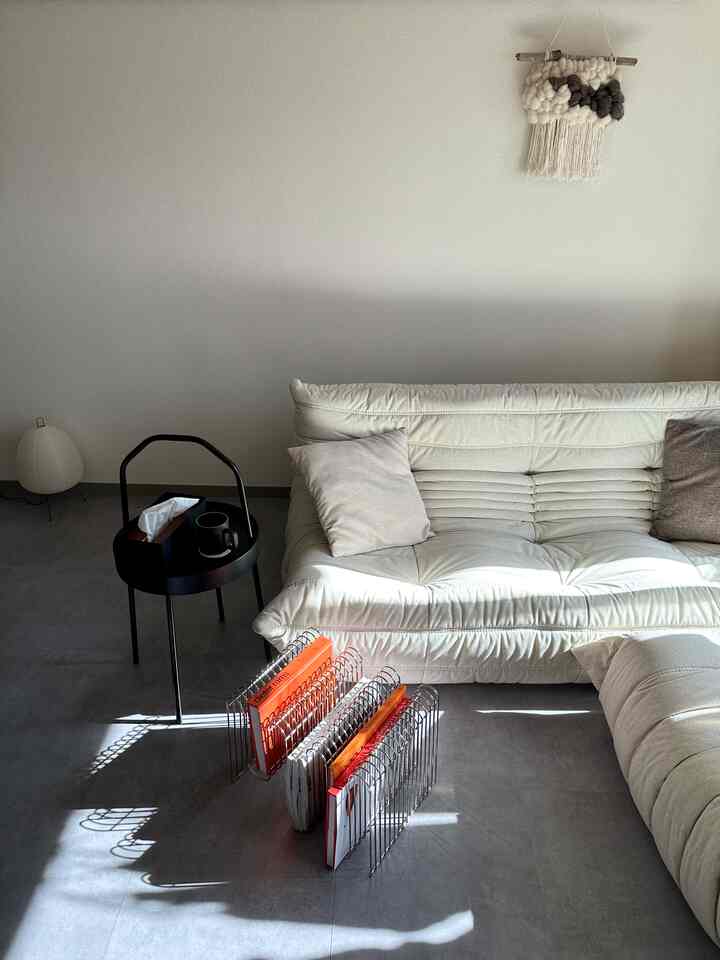 AYTMのマガジンラックはほんとに美しくて眺めるのが楽しい☺️


#2ldk賃貸 #賃貸インテリア #マンションインテリア #ミニマルな暮らし #リーンロゼ #ミッドセンチュリー #ルームツアー #マイルーム #usmhaller #ligneroset #lignerosetuk #midcentury #room #myroom #livstagrammer #interiorcoordinate #mygoodroom #instahome #cozyhome