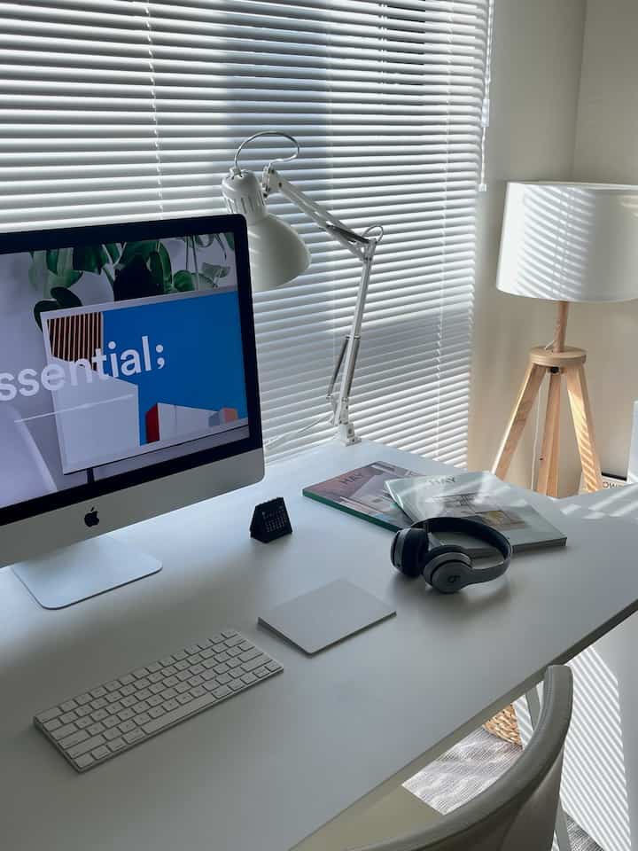 ワークスペース💻✨

作業感あるライトが可愛いでしょ！
これも安定のIKEA！笑

ぜひ買ってみて〜

#ikea照明 #ikea #pcルーム #仕事 
