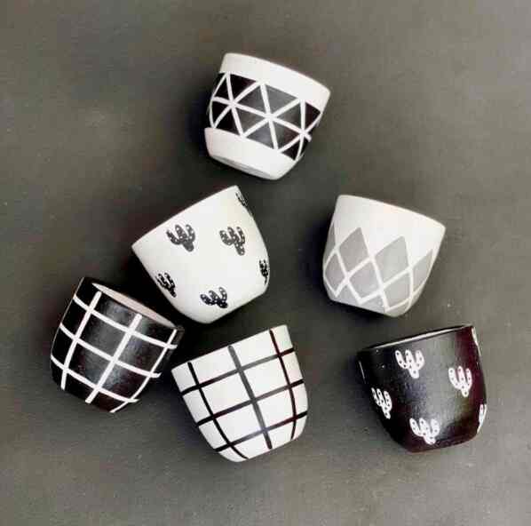 Pot Gerabah Monokrom