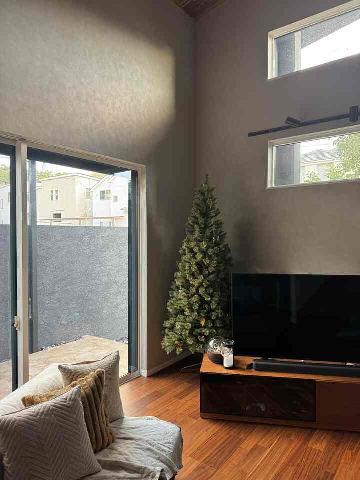 living room decor 𓄃𓄃

吹き抜けリビングに大きなツリー🌲
子供の頃の憧れは、大人の今も変わらず
叶えられた幸せに感謝◡̈

#クリスマスツリー 
#クリスマスデコ 
#アルザスツリー