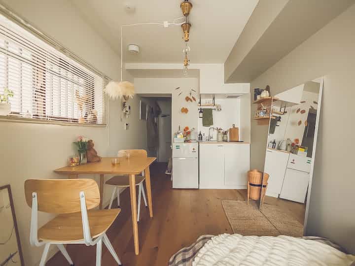 ナチュラルな木目調と白を基調とした、1人暮らし向けの温かみのあるキッチンダイニング空間
