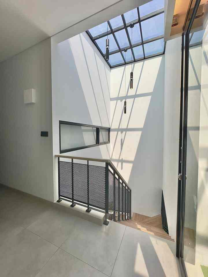 Who Doesn’t Love Skylight ✨

Siapa yang nggak cinta kalau punya skylight dirumah???
Ini adalah Skylight di rumah de mahendra
Rumah kami direnovasi ulang, membangun dari awal menggunakan jasa Arsitek. 
Kami memilih menggunakan jasa Arsitek karena ingin semua kebutuhan ruangan bisa dimaksimalkan walaupun rumah kami lahannya terbatas. Salah satunya kami ingin dirumah ada Skylight supaya cahaya matahari dapat masuk ke dalam rumah, sehingga pencahayaan di dalam rumah bagus dan terlihat estetik.
Skylight dirumah dipasang di atas tangga supaya tidak perlu menyalakan lampu saat siang hari, dan tidak mengganggu aktifitas di dalam rumah.
Arsitek yang membantu saya dalam proses mendesain rumah sampai supervisi saat pengerjaan renovasi menggunakan jasa Agung Nugroho Arsitek.
Saat memilih arsitek saya mempertimbangkan dari segi harga sesuai kemampuan saya, kemudian referensi dari teman dan survey langsung ke rumah yang pernah dibangun.
Semoga teman teman bisa terinspirasi dan mempertimbangkan sebelum memilih jasa Arsitek yang tepat sesuai dengan kebutuhan.
#bangunrumah
#renovasirumah
#arsitekrumah
#interiordesigner
#industrial
#modernindustrial
#rumahcluster
#Depok
#rumahmungil
#72m2
#livewithkids
