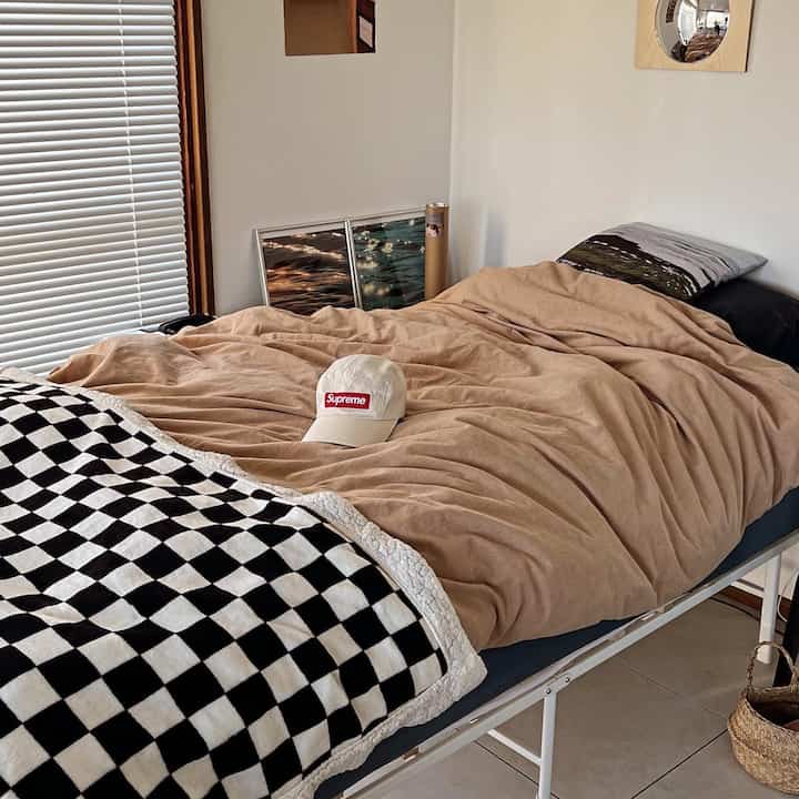 やっぱりベッドはお部屋の印象を大きく印象づけますね。素敵な空間は素敵なベッドコーディネートといっても良いかもしれません😌
#ベッドフレーム #ベッドルームスタイリング #お部屋を飾る #ルームツアー #モダンなインテリア #韓屋インテリア 