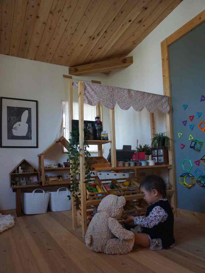 木目調のナチュラルカラーが特徴の子供部屋、おもちゃ収納と子どもが遊ぶ温かみのあるインテリア