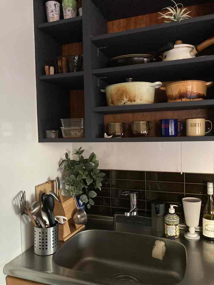 ナチュラルな木目調とステンレスが調和した調理器具とシンクのあるキッチンの雰囲気あるインテリア