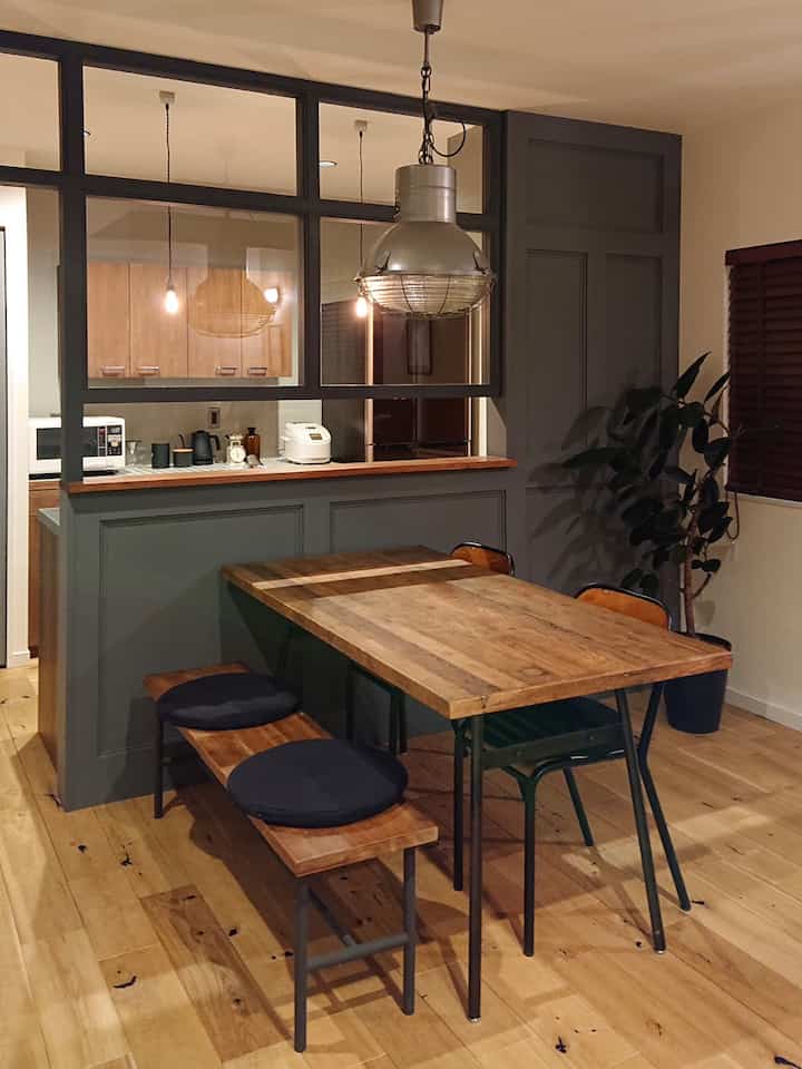 ナチュラルな木目調とペンダントライトが配置されたダイニングルーム、落ち着いた雰囲気のあるインテリア