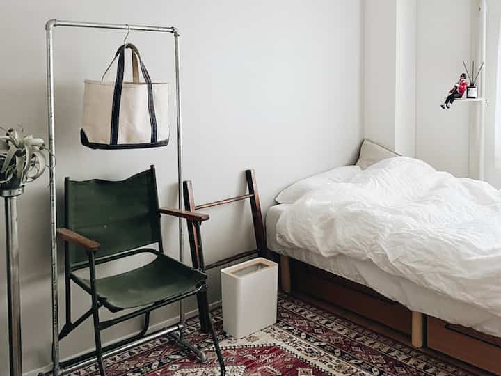 今日の寝室🛏️
リネンのベッドカバーは気持ちいい☺️

#寝室  #寝室のインテリア  #寝室ラグ  #寝室を飾る #寝室の家具  #bedroom