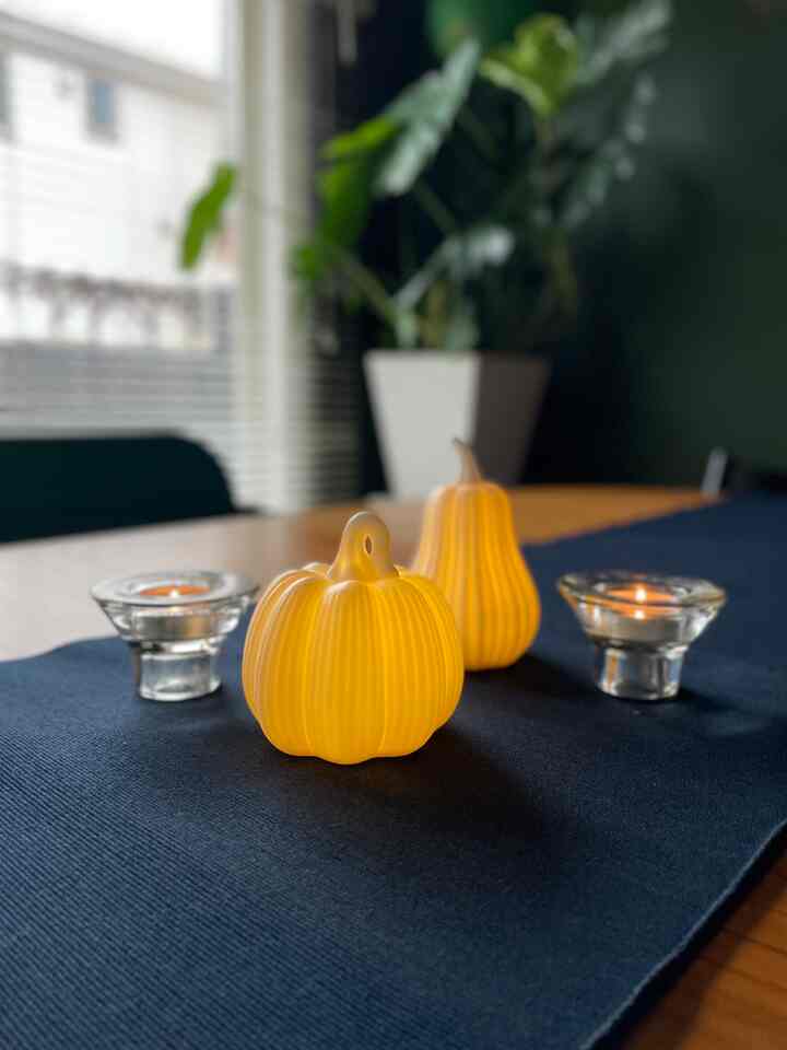 ハロウィンなので、カボチャライトをダイニングテーブルの上に飾りました。
ほのかな灯りできれいです。
#ハロウィン #ハロウィンデコ #ナチュラルキッチン #IKEA #ikea #テーブルランナー