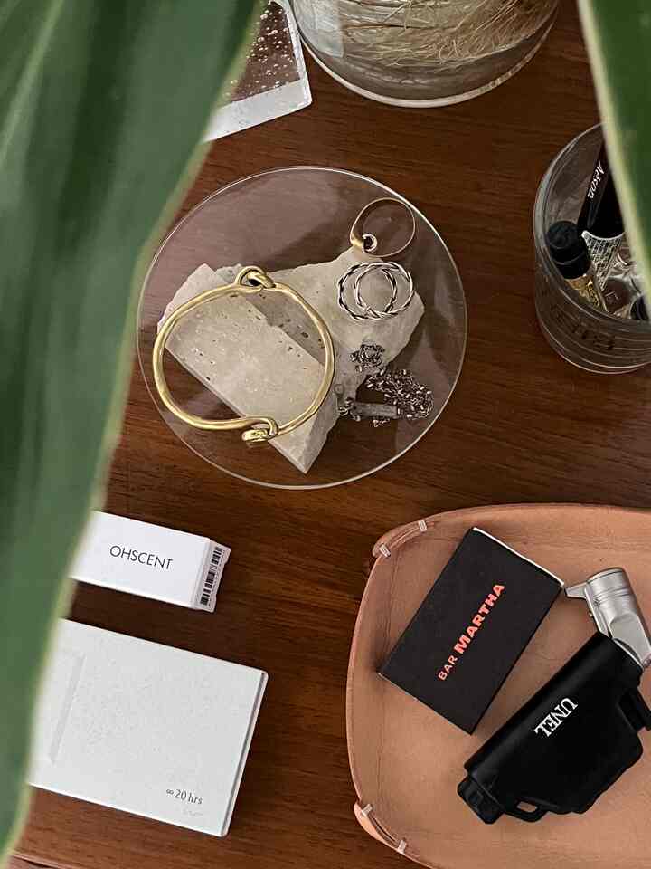 インスタのフォロワーさんにリクエストいただいて、キャビネットの上のアクセサリー収納について書きました。

アクセサリーはやや金アレなことと、重たいピアスをしすぎてピアスの穴が裂けそうになっておりピアスできないことも相まって、レギュラーの子たちは数少なくなっているので、韓国のPositiv.のインセンスホルダーに載せています。

ガラス、ストーン、金属の組み合わせが、アクセサリー使ってない時もときめく可愛さで気に入っています。

使ってない子達はキャビネットの引き出しの中に、、いつか使える日が戻ってくることを願って残しています。笑

#アクセサリー保管箱 #アクセサリー #キャビネット 