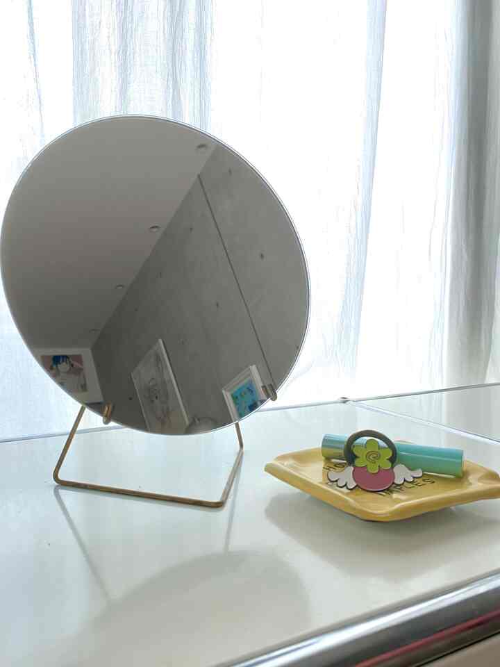 The space by the window looks like this

#Mirror #ミラーインテリア #トレイ #サイドボード #usmハラー #リビングルーム