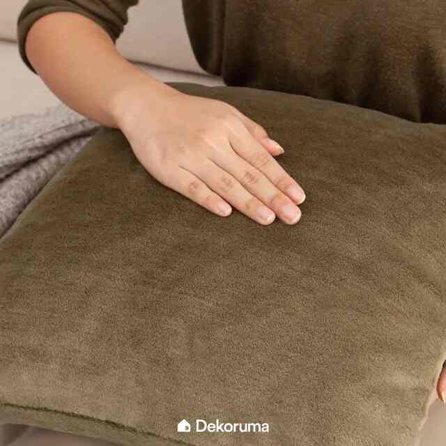 Rumi Sarung Bantal Fur Shiny Brown 40x40cm