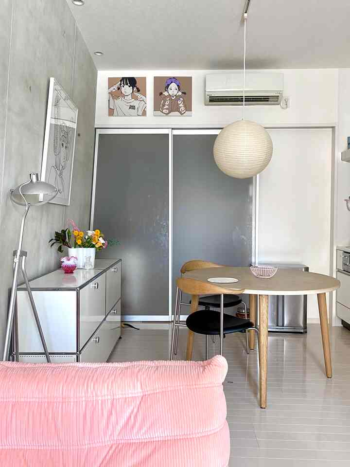 ダイニングにお花をいけてみた

#ダイニングテーブル #丸型テーブル #ダイニングチェア #サイドボード #usmハラー #ソファ #ごみ箱 #ダイニング照明 #ペンダント照明 