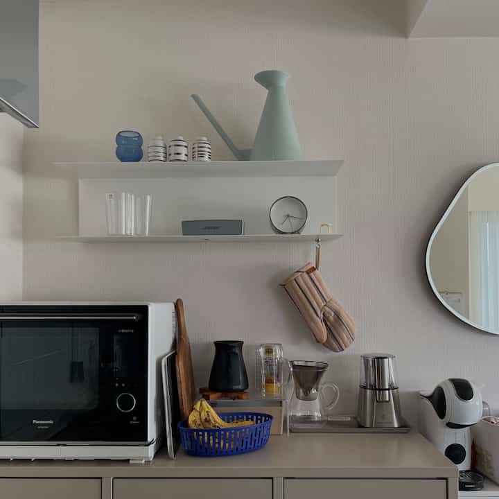 新しくキッチンに仲間入りしたHAYのバスケットが可愛い🔵

ブルーのグラスはスリコです🥃🔵

家の中の唯一の飾り棚がキッチンにあります🫶

#賃貸インテリア
#賃貸キッチン
#賃貸マンション
#賃貸diy
#hayのある暮らし
#kinto
#ラッセルホブス
