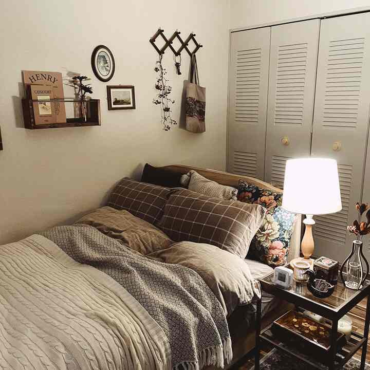 暖かいブラウンの木目調と居心地の良い寝具が配置されたクラシックな雰囲気の寝室