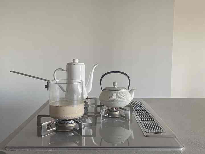 キッチンでもお気に入りのツールを。
ガラスの片手鍋は、チャイを煮出すのにちょうどよいサイズ。中身が見えるのも◎
出来たチャイは茶葉をこして南部鉄器のポットにいれてほっこり🫖

#キッチン #ガラス鍋 #南部鉄器
#お茶の時間　# ホーロー #月兔印
#キッチンツール