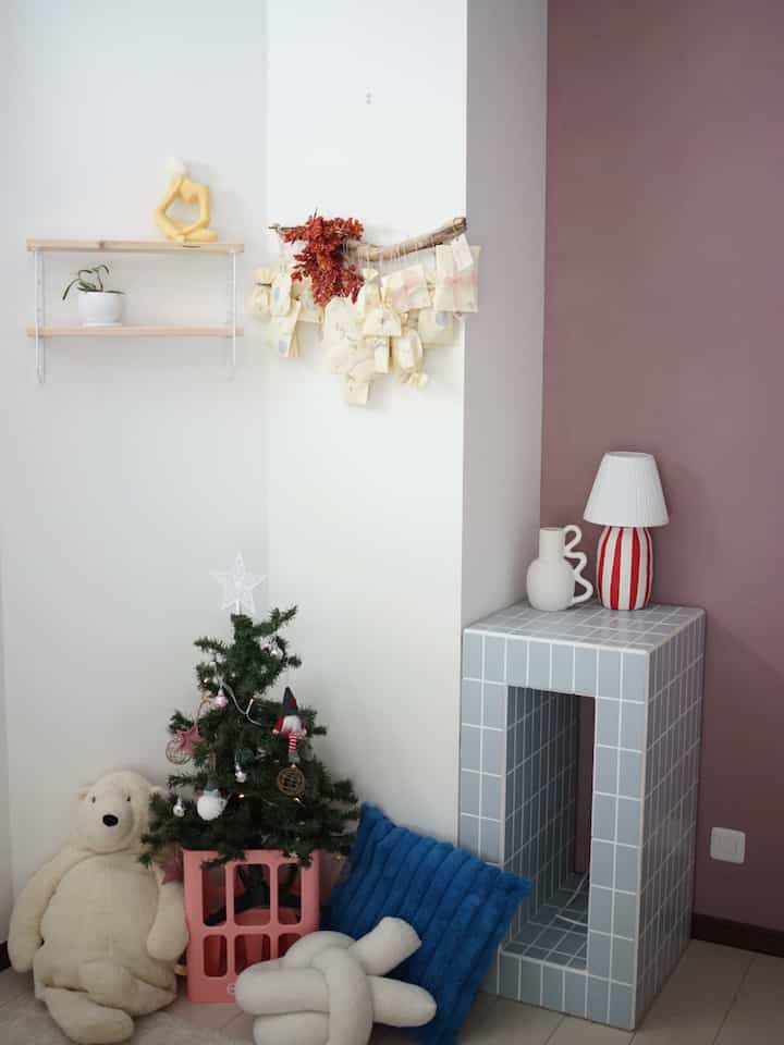 クリスマス仕様にしました🤍
今年は初めてアドベントカレンダーも用意しました

#クリスマス小道具  #クリスマス #クリスマスインテリア #海外風インテリア #カラフルインテリア