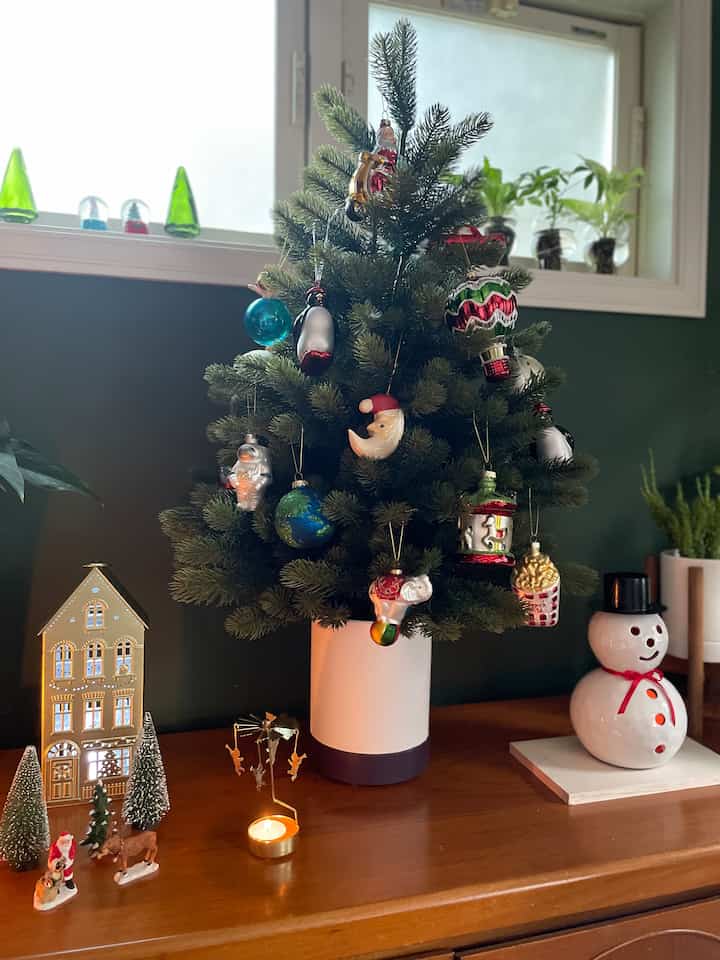 こちらはサイドポード。
この上は息子に任せ、好きなものを飾ってもらいました。
男の子ですが、かわいい物が好き。
オーナメントはほぼフライングタイガーで購入しました。
ツリーはグローバルトレード社の物。
10年前くらいに購入しましたが、いまだにきれいなまま！葉が抜けることもなくさすがです！

#living #livingroom #christmas #christmasdecor #christmasdecoration #mantlepiece #diy #christmastree  #candle 
#インテリア #リビング #クリスマス
#クリスマスデコレーション #クリスマスツリー
#キャンドル 